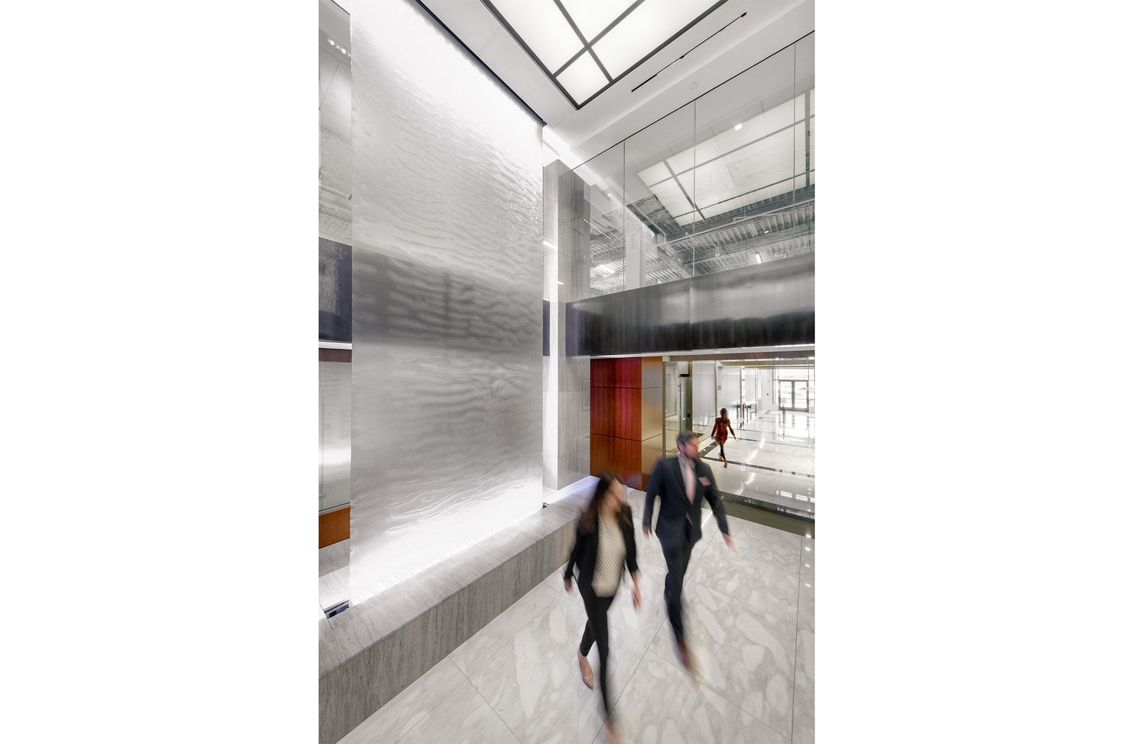 Image of the two-story water feature, skylight and stylish finishes in the lobby of 1500 K Street